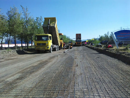 中鐵二十一局集團一公司阿拉山口市友好路改建工程公路水穩(wěn)層開始攤鋪